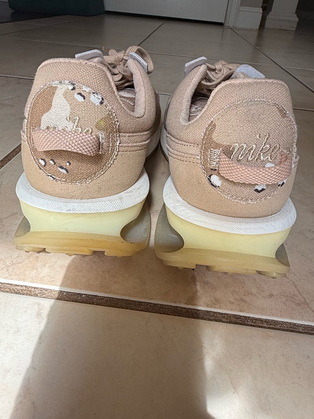 Beige Women's Running Sneakers with Subtle Pattern Nike, like brand new!! - Picture 6 of 7